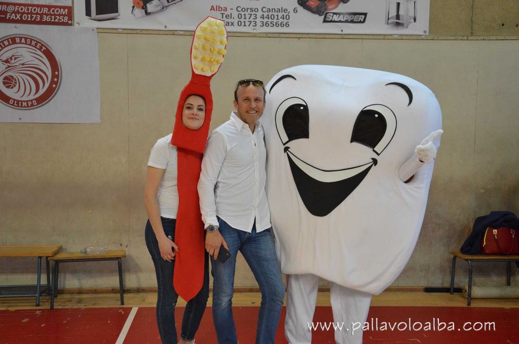 Luca Bonino con le nostre mascotte, Dentino e Spazzolino